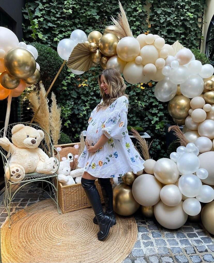 réaliser un décor surprise en ballons organiques pour la baby shower de Sabrina